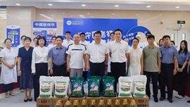 内蒙古赤峰市总工会开展医师节走访慰问活动